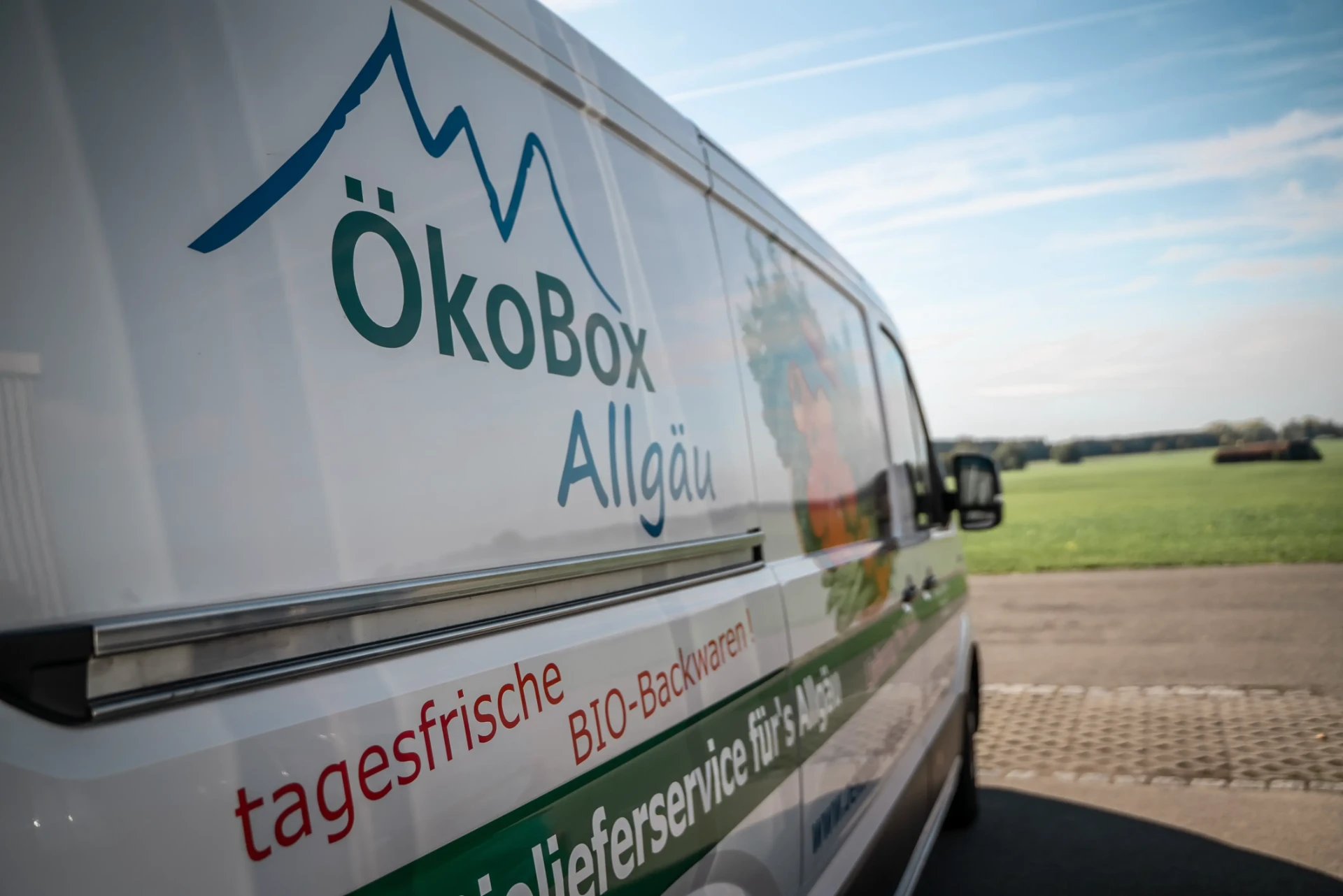 Seite des ÖkoBox-Lieferwagens mit Logo