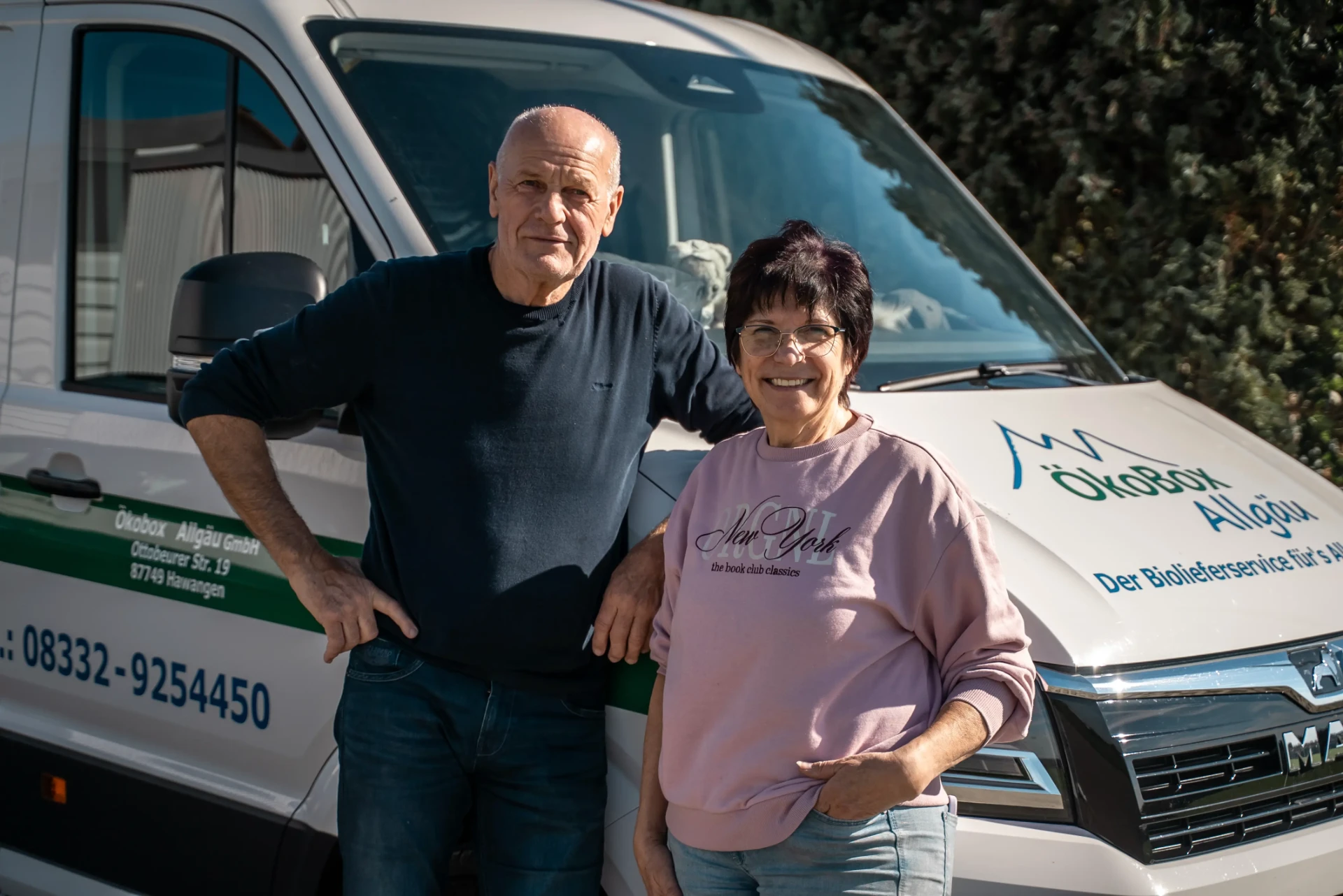 Josef und Angelika Kienle lehnen lächelnd am Lieferwagen