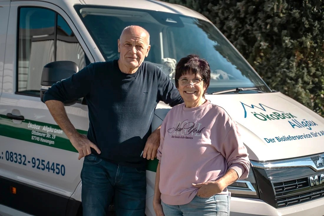 Josef und Angelika Kienle lehnen lächelnd am Lieferwagen