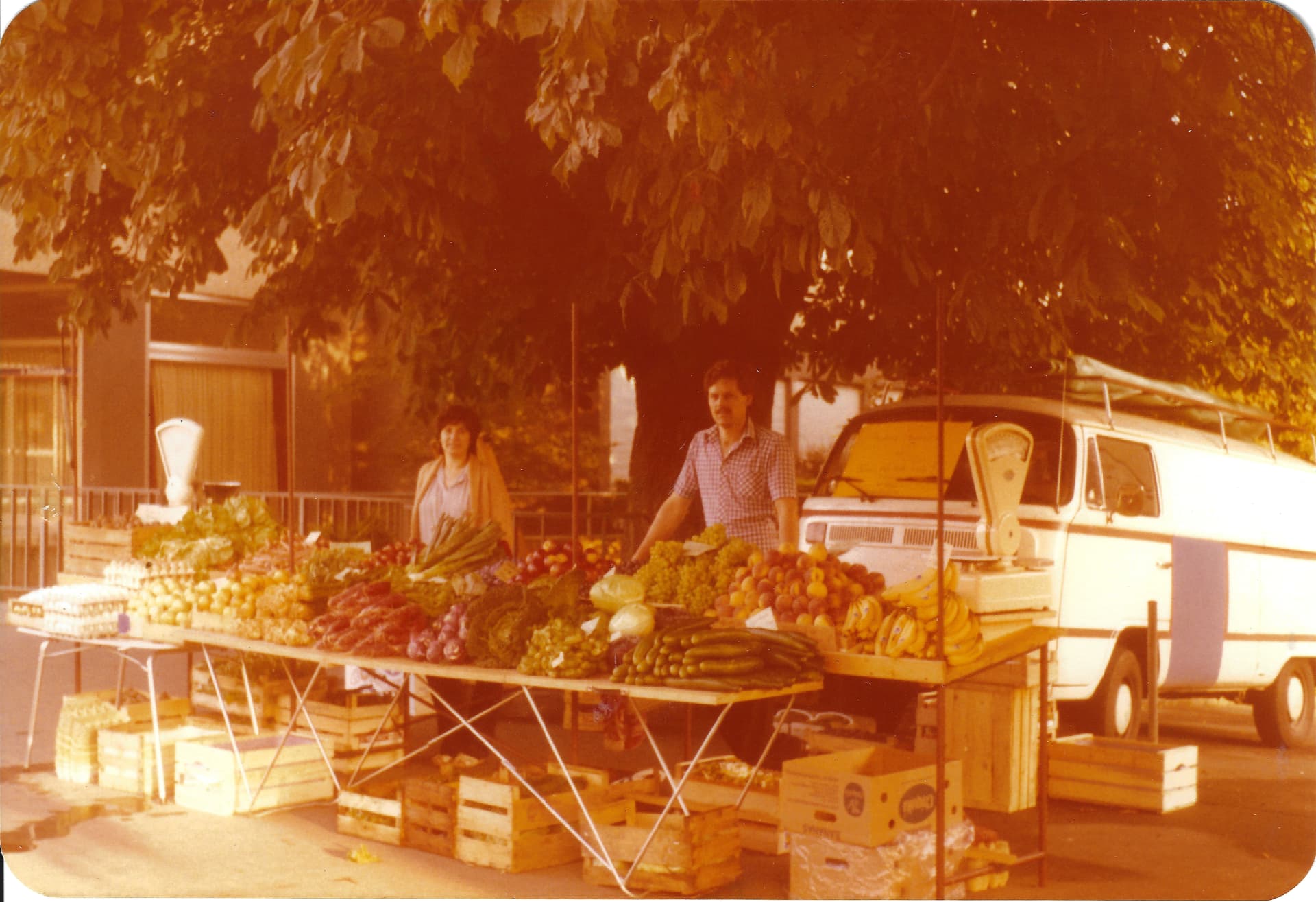 Gemüse-Marktstand mit weißem Lieferwagen im Hintergrund
