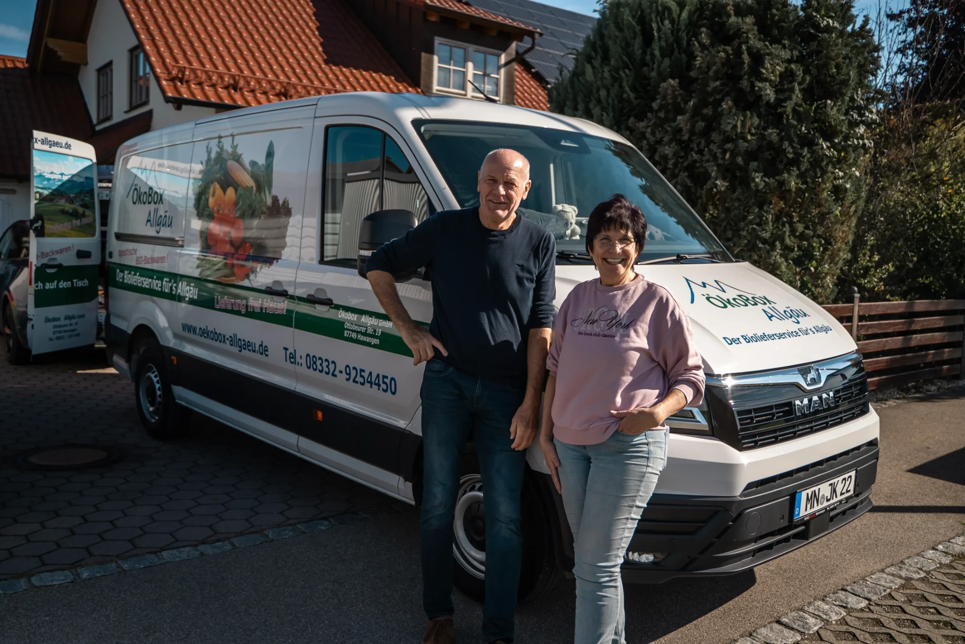 Josef und Angelika Kienle vor ihrem ÖkoBox-Lieferwagen